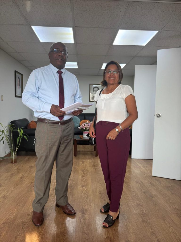 Reunión en el despacho de la congresista Moyano Delgado Martha Lupe